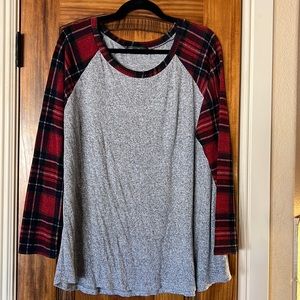 Women’s long sleeve shirt with plaid sleeves